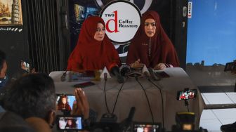 Mantan Istri Komedian Kiwil, Meggy Wulandari ditemani kuasa hukumnya saat menggelar Konferensi Pers terkait perceraian dirinya dengan Kiwil di Jagakarsa, Jakarta Selatan, Senin (17/8). [Suara.com/Alfian Winanto]