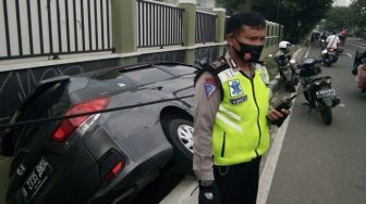 Brakk! Mobilio Nyungsep Masuk Got di Tanah Abang