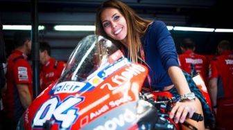 Sosoknya Tertutup, 5 Potret Memesona Pacar Andrea Dovizioso