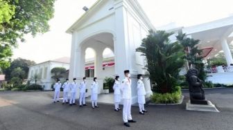 Tiga Anggota Tim Sabang Sebagai Pengibar Bendera