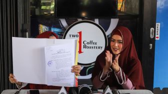 Mantan Istri Komedian Kiwil, Meggy Wulandari menunjukkan surat perceraiannya saat menggelar Konferensi Pers terkait perceraian dirinya dengan Kiwil di Jagakarsa, Jakarta Selatan, Senin (17/8). [Suara.com/Alfian Winanto]