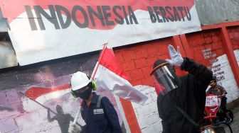 Peserta mengenakan masker dan pelindung wajah saat mengikuti pawai kemerdekaan menuju Jalan Keadilan di Rangkapan Jaya Baru, Depok, Jawa Barat, Senin (17/8/2020).  [ANTARA FOTO/Wahyu Putro]
