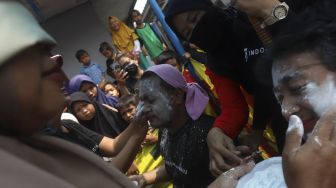 Peserta mengikuti perlombaan merias wajah untuk memeriahkan Hari Kemerdekaan Republik Indonesia di kawasan Cinangka, Depok, Jawa Barat, Minggu (17/8/2020). [Suara.com/Angga Budhiyanto]