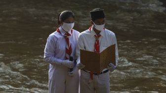 Petugas upacara bersiap melaksanakan upacara bendera di Sungai Ciliwung, GDC, Depok, Jawa Barat, Senin (17/8/2020). [Suara.com/Angga Budhiyanto]