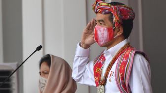 Presiden Joko Widodo (kanan) didampingi Ibu Negara Iriana Joko Widodo (kiri) memberi hormat saat pengibaran Bendera Merah Putih pada Upacara Peringatan Detik-Detik Proklamasi 1945 di Istana Merdeka, Jakarta, Senin (17/8/2020).  [ANTARA FOTO]