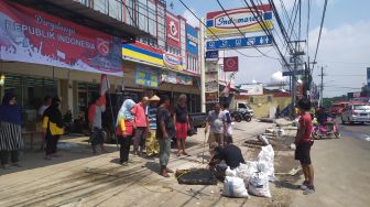 Warga Mampang Depok Kerja Bakti Ingin Merdeka dari Banjir Tahunan