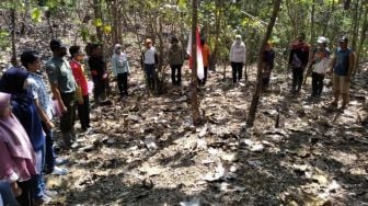 Pohon Jati Jadi Tiang Bendera, Warga Nganjuk Gelar Upacara HUT RI di Hutan