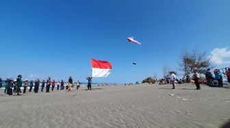 Peringati HUT ke-75 RI, Talikama Terbangkan Bendera Pakai Layang-layang