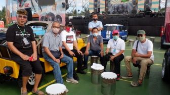 Dari dalam Mobil Penonton Saksikan Konser Bali Revival 2020