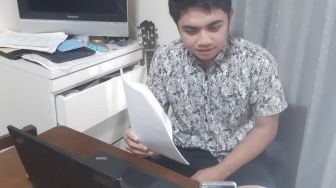 Pegiat Sastra Ramaikan Maca Cerpen Lan Puisi Bali Online Keroyokan