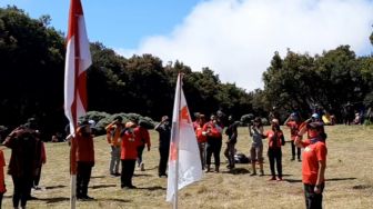 Kementerian Pariwisata dan Ekonomi Kreatif (Kemenparekraf) melakukan upacara 17 Agustus 2020 di Gunung Papandayan, Garut, Jawa Barat, Senin (17/8/2020).  [Suara.com/ Lilis Varwati]