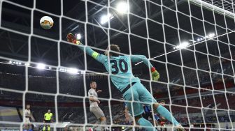 Bek Inter Milan Danilo D'Ambrosio mencetak gol selama pertandingan sepak bola semifinal Liga Eropa UEFA Inter Milan melawan Shakhtar Donetsk di Duesseldorf, Jerman, pada (17/8/2020). [Lars Baron / POOL / AFP]