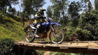 Mengatasi Tanjakan dan Turunan? Begini Tips Bermotor di Jalur Off-road