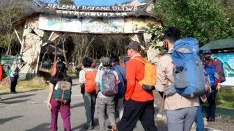 Sejumlah pendaki melintasi jalur pendakian di Gunung Papandayan, Garut, Jawa Barat, Senin (17/8). [Suara.com/ Lilis Varwati]