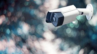 Viral! Wanita Terekam CCTV Kebingungan di Depan Toko, Penyebabnya Bikin Tepuk Jidat