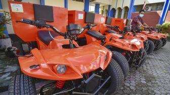 Pengunjung duduk di atas motor listrik roda tiga yang dipamerkan di kantor Dinas Pendidikan dan Kebudayaan NTB di Mataram, NTB, Selasa (18/8/2020). [ANTARA FOTO/Ahmad Subaidi]