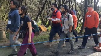 Sejumlah pendaki melintasi jalur pendakian di Gunung Papandayan, Garut, Jawa Barat, Senin (17/8). [Suara.com/ Lilis Varwati]