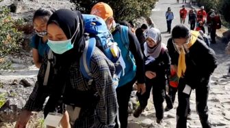 Sejumlah pendaki melintasi jalur pendakian di Gunung Papandayan, Garut, Jawa Barat, Senin (17/8). [Suara.com/ Lilis Varwati]