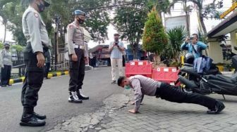 Jangan Dicontoh! Polisi di Malang Disuruh Push-up karena Tak Pakai Masker