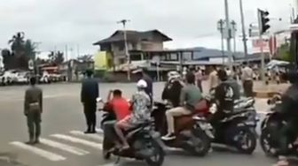 Viral Upacara Kemerdekaan di Jalan, Warganet Soroti Kejanggalan