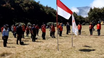 Kementerian Pariwisata dan Ekonomi Kreatif (Kemenparekraf) melakukan upacara 17 Agustus 2020 di Gunung Papandayan, Garut, Jawa Barat, Senin (17/8/2020).  [Suara.com/ Lilis Varwati]