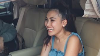 Pedangdut Ayu Ting Ting saat ditemui di Kawasan Tendean, Jakarta Selatan, Selasa (18/8). [Suara.com/Alfian Winanto]