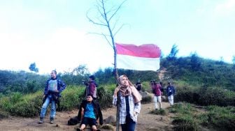 Refleksi Merah Putih  di Bawah Atap Langit Bukit Mongkrang