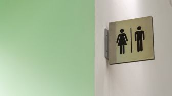 Viral Ibu Ini Pede Jalan Keluar dari Toilet Pria, Ekspresinya Jadi Sorotan