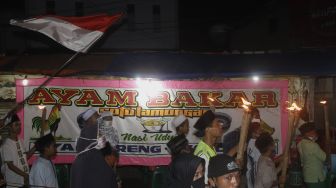 Sejumlah warga melakukan pawai obor di Kawasan Rempoa, Tangerang Selatan, Rabu (19/8/2020). [Suara.com/Angga Budhiyanto]