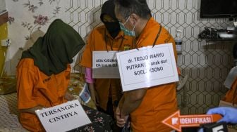 Sejumlah tersangka melakukan adegan rekonstruksi dari praktek aborsi ilegal di klinik kawasan Raden Saleh, Jakarta, Rabu (19/8/2020).  [ANTARA FOTO/M Risyal Hidayat]