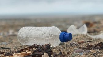 Penelitian: Sekitar 21 Juta Ton Mikroplastik Mengapung di Samudra Atlantik