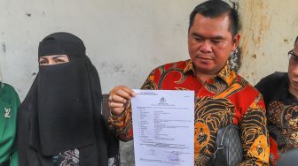 Dibully Warganet karena Pakai Cadar, Five Vi Laporkan 2 Akun ke Polisi