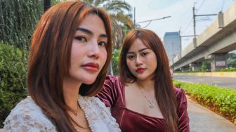 Duo Dangdut De'Queen saat berkunjung ke kantor Suara.com di Jakarta Selatan, Rabu (19/8). [Suara.com/Alfian Winanto]