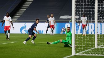 Bek Paris Saint-Germain Juan Bernat mencetak gol ketiga timnya melewati kiper Leipzig Peter Gulacsi selama pertandingan sepak bola semifinal Liga Champions UEFA antara Leipzig melawan Paris Saint-Germain di stadion Luz, Lisbon, Portugal, Rabu (19/8/2020) dini hari WIB.[Manu Fernandez / POOL / AFP]