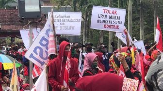 Hargai Buruh Beda Pendapat, Begini Aksi Pekerja Tolak Omnibus Law di Batam