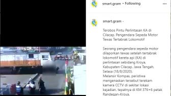 Nekat Terobos Palang, Pemotor Tewas Tertabrak Kereta Terekam CCTV