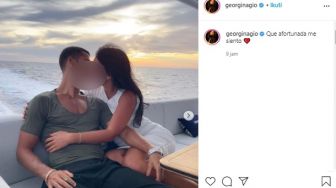 Aw! Georgina Rodriguez Cium Mesra Cristiano Ronaldo di Tengah Laut