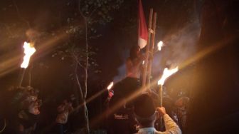 Malam 1 Suro, Ratusan Warga Semarang Pesta Tumpeng di Gunung Mistis