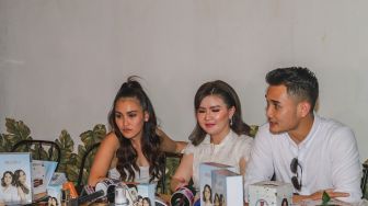 Pedangdut Ayu Ting Ting saat menggelar acara peluncuran produk kecantikan Snow Glow di Kawasan Jatiwaringin, Bekasi, Jawa Barat, Kamis (20/8). [Suara.com/Alfian Winanto]