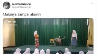 Bikin Ngakak, Lagi Pentas di Atas Panggung, Pemuda Ini Jatuh ke Belakang