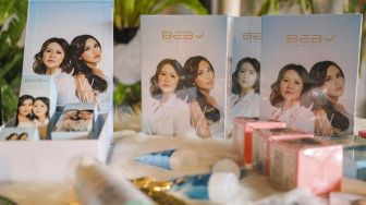 Produk kecantikan Snow Glow milik Pedangdut Ayu Ting Ting saat launching di Kawasan Jatiwaringin, Bekasi, Jawa Barat, Kamis (20/8). [Suara.com/Alfian Winanto]