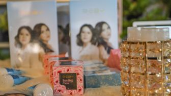 Produk kecantikan Snow Glow milik Pedangdut Ayu Ting Ting saat launching di Kawasan Jatiwaringin, Bekasi, Jawa Barat, Kamis (20/8). [Suara.com/Alfian Winanto]