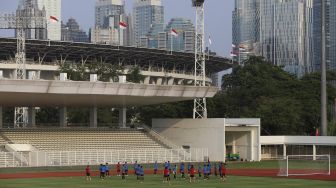 Sejumlah pesepakbola tim nasional Indonesia U-19 mengikuti sesi latihan di Stadion Madya, Kompleks Gelora Bung Karno, Senayan, Jakarta, Kamis (20/8/2020). [Suara.com/Angga Budhiyanto]