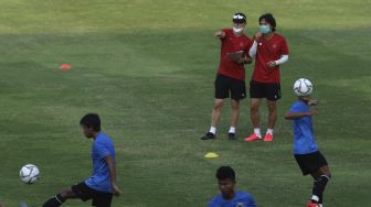 Pelatih tim nasional Indonesia U-19, Shin Tae-yong (kiri) memimpin sesi latihan di Stadion Madya, Kompleks Gelora Bung Karno, Senayan, Jakarta, Kamis (20/8/2020). [Suara.com/Angga Budhiyanto]