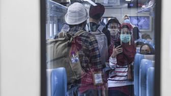 Penumpang menaiki Kereta Api Turangga tujuan Surabaya Gubeng di Stasiun Gambir, Jakarta, Kamis (20/8/2020).  [ANTARA FOTO/Hafidz Mubarak]