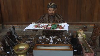 Nasip Hadi Prayitno (51) melakukan ritual jamasan atau mencuci keris di Museum Pusaka Taman Mini Indonesia Indah (TMII), Jakarta, Kamis (20/8/2020). [Suara.com/Angga Budhiyanto]