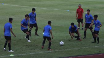 Sejumlah pesepakbola tim nasional Indonesia U-19 mengikuti sesi latihan di Stadion Madya, Kompleks Gelora Bung Karno, Senayan, Jakarta, Kamis (20/8/2020). [Suara.com/Angga Budhiyanto]