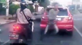 Viral 2 Pria Ngibrit Tinggalkan Motor di Lampu Merah Saat Polisi Atur Lalin