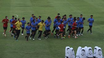 Sejumlah pesepakbola tim nasional Indonesia U-19 mengikuti sesi latihan di Stadion Madya, Kompleks Gelora Bung Karno, Senayan, Jakarta, Kamis (20/8/2020). [Suara.com/Angga Budhiyanto]