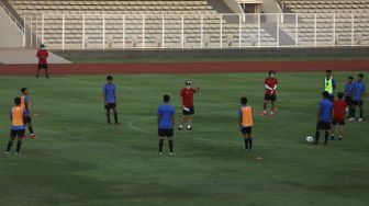 Pelatih tim nasional Indonesia U-19, Shin Tae-yong (tengah) memimpin sesi latihan di Stadion Madya, Kompleks Gelora Bung Karno, Senayan, Jakarta, Kamis (20/8/2020). [Suara.com/Angga Budhiyanto]